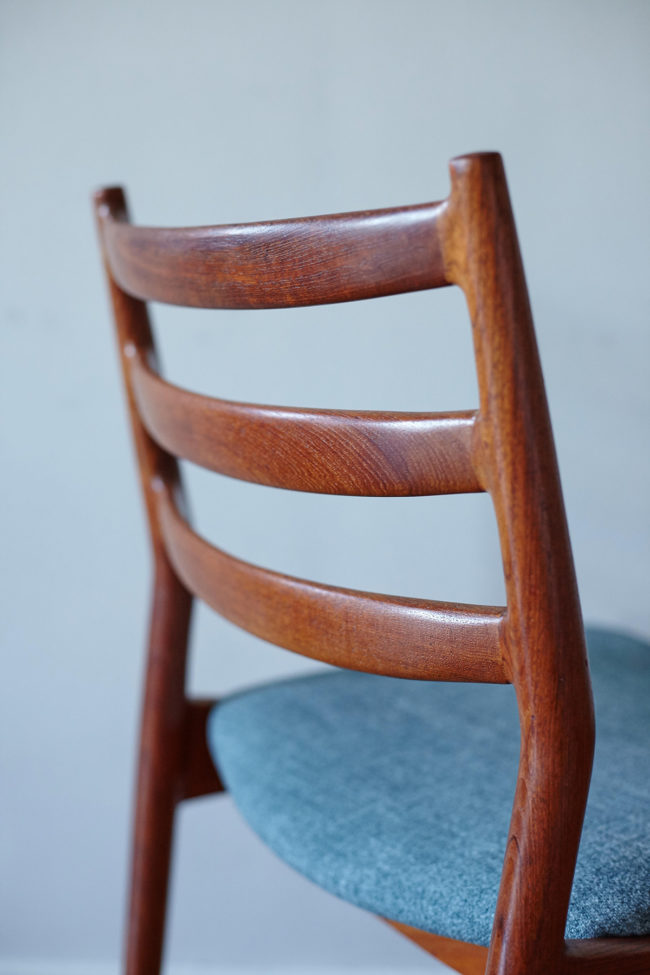 Close up of backrest of Arne Vodder Cado dining chair 191 at an angle