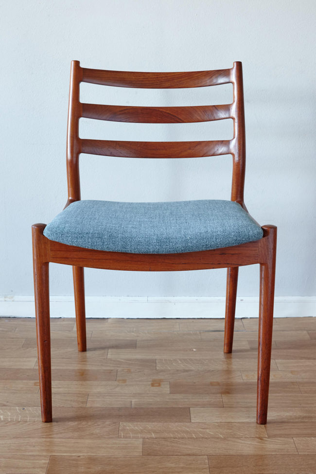 Front view of a Arne Vodder Cado dining chair 191
