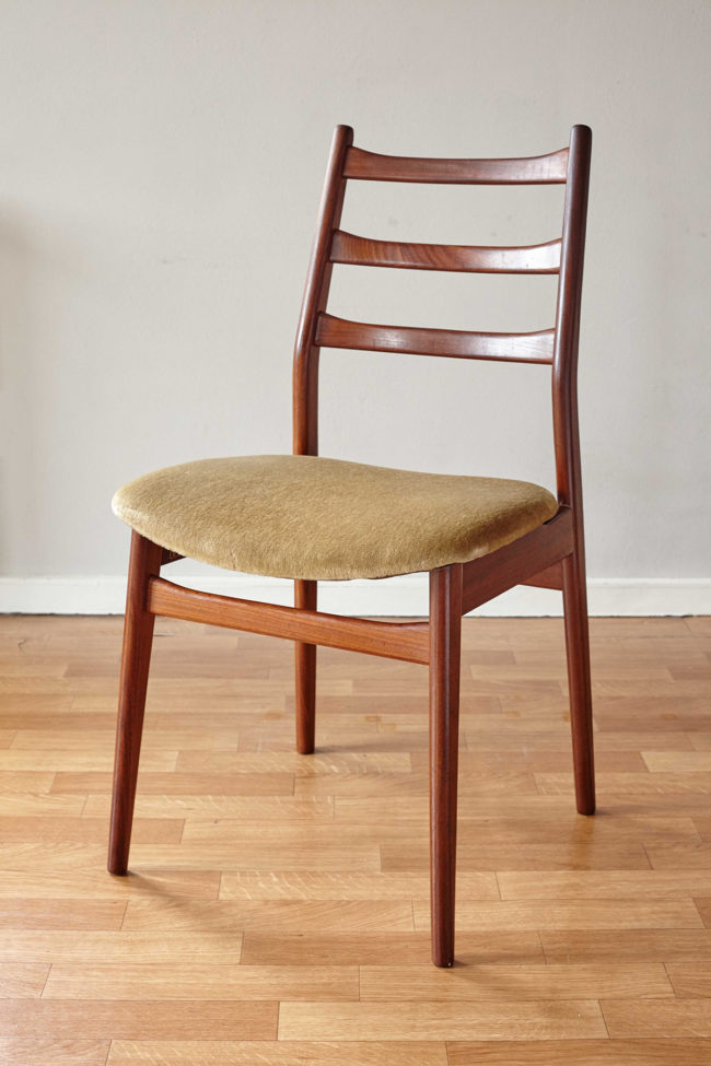 Casala dining chair with velvet upholstery at an angle