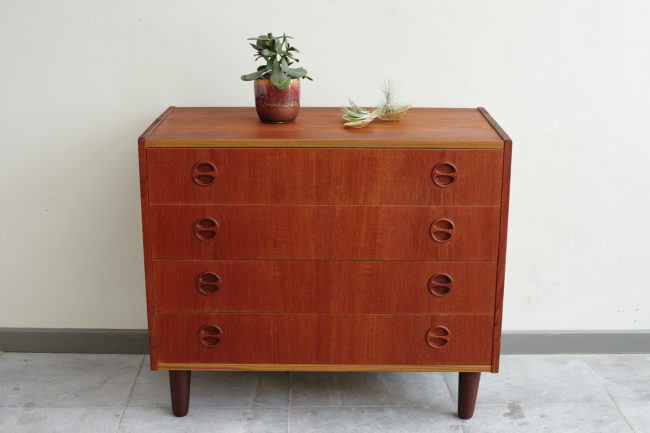 4 drawers teak dresser with objects
