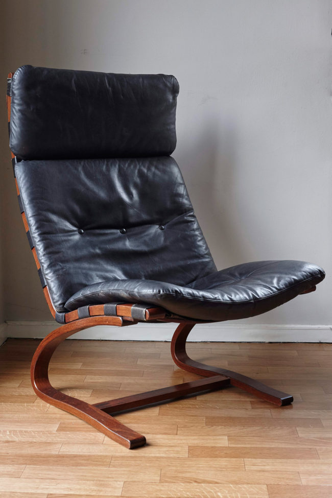 Swedish design black leather lounger by Knudsen at an angle
