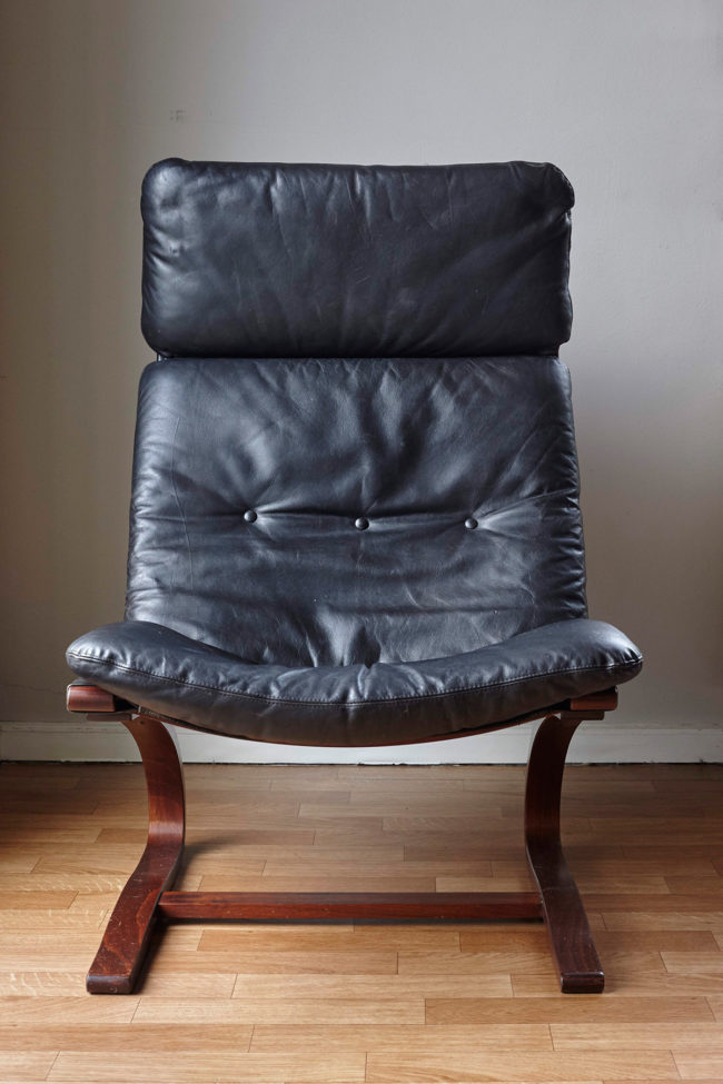 Front of Swedish design black leather lounger by Knudsen