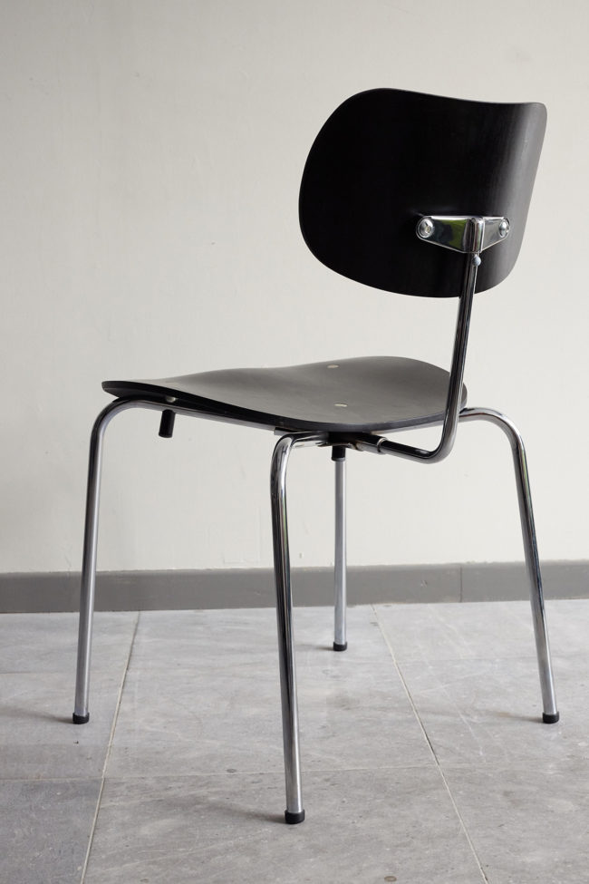 Back of a Egon Eiermann Wilde Spieth SE68 chair at an angle