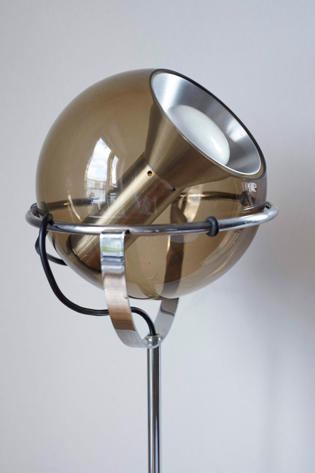 Close up of Globe 2000 floor lamp by Frank Ligtelijn for RAAK in apartment