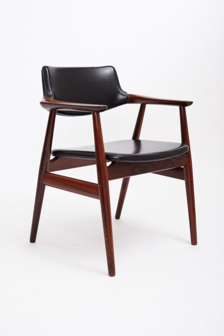 yw_svend_aage_eriksen_gm11_chair_angle