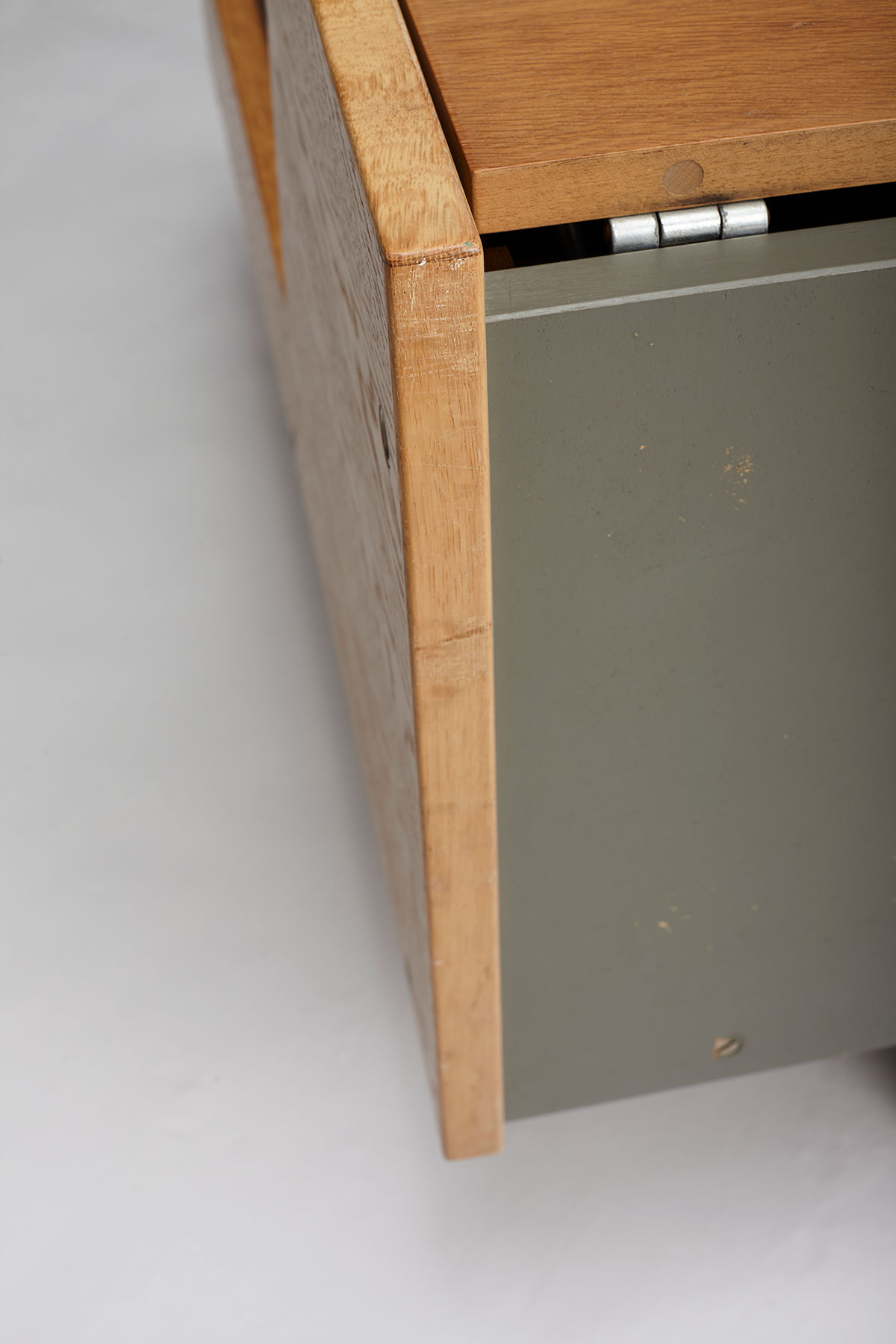 closeup of the back corner of daybed, marks