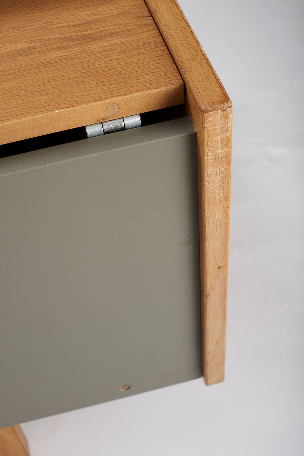 closeup of the back corner of daybed, marks