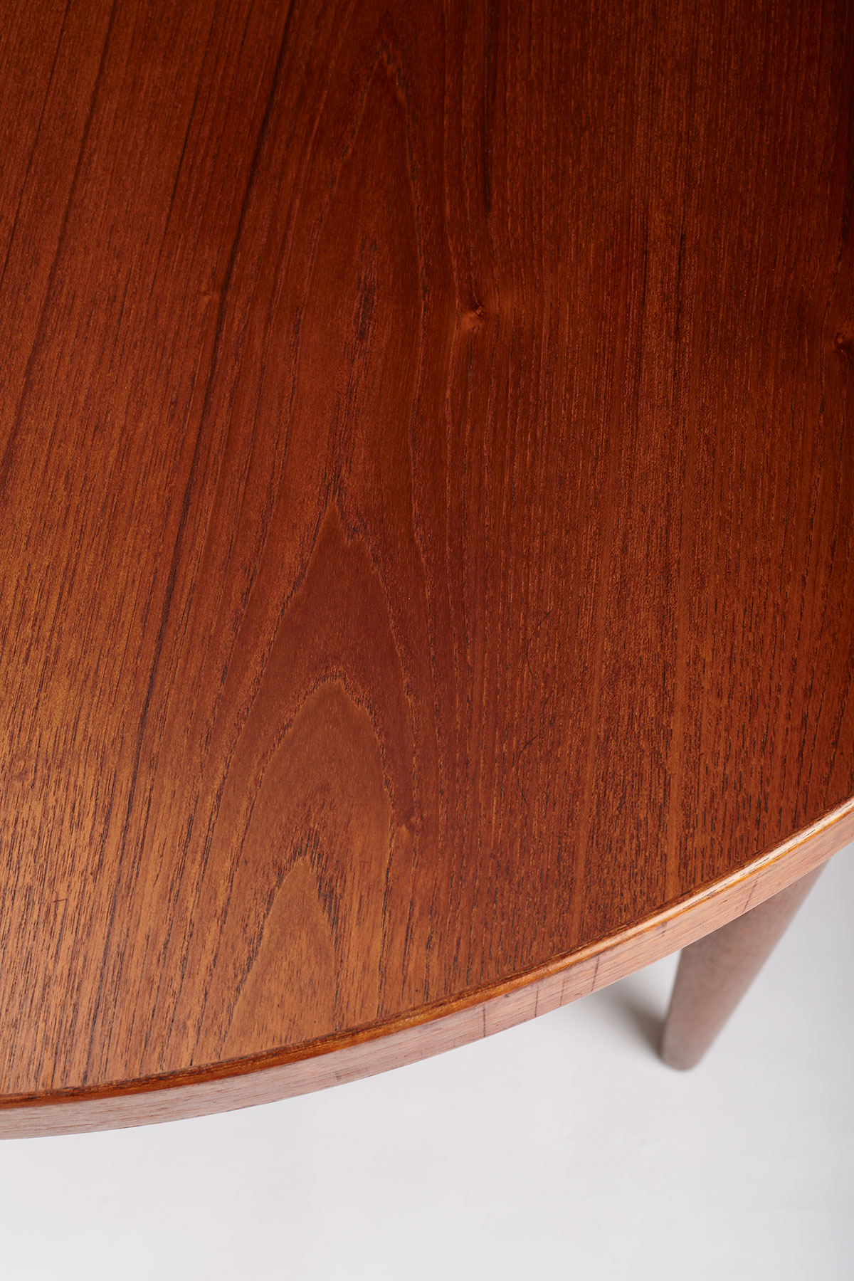 Round Extendable Dining Table designed by Villy Schou Andersen for Schou Andersen Møbelfabrik, Denmark 1950's.