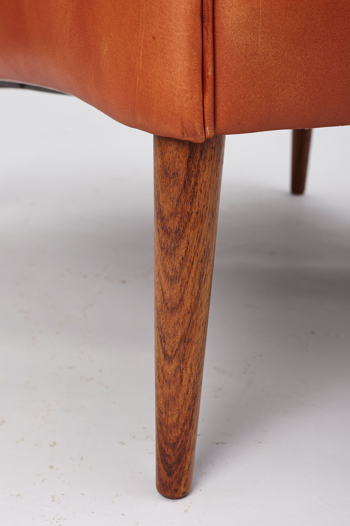 yw_hans_olsen_cs_mobler_800_easychair_leg Model 800 Easy Chair designed by Hans Olsen for C/S Møbler, pictured on a white background