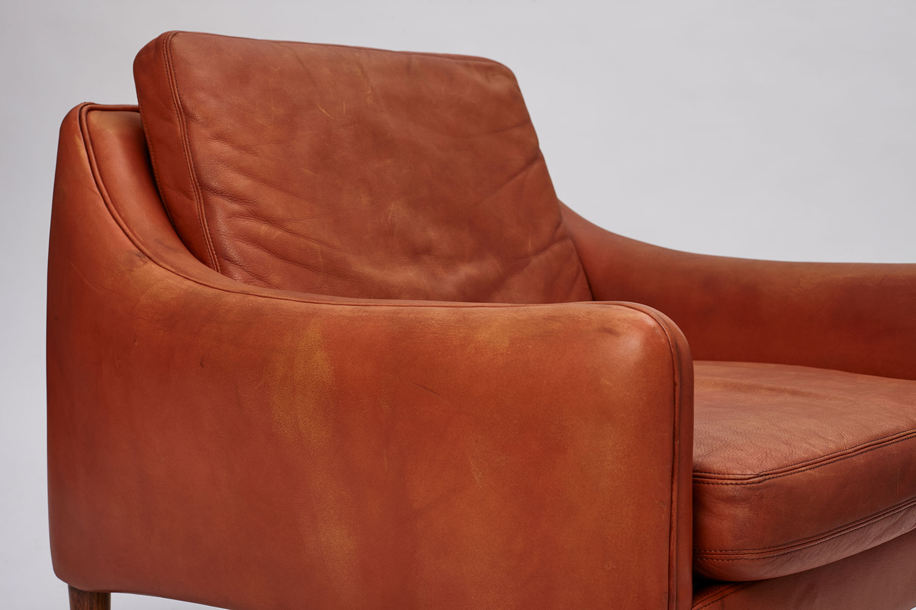 yw_hans_olsen_cs_mobler_800_easychair_right_side_detail